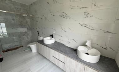 Vendo o Alquilo Casa ESTRENO tipo Town House con Vista a la Laguna en Urb. La Laguna