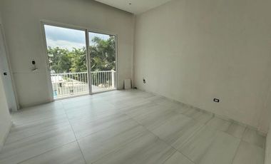 Vendo o Alquilo Casa ESTRENO tipo Town House con Vista a la Laguna en Urb. La Laguna