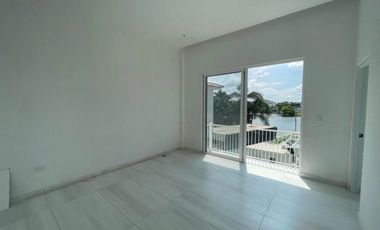Vendo o Alquilo Casa ESTRENO tipo Town House con Vista a la Laguna en Urb. La Laguna