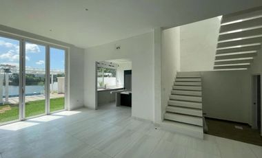 Vendo o Alquilo Casa ESTRENO tipo Town House con Vista a la Laguna en Urb. La Laguna