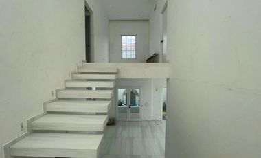 Vendo o Alquilo Casa ESTRENO tipo Town House con Vista a la Laguna en Urb. La Laguna