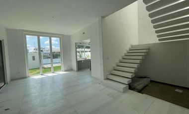 Vendo o Alquilo Casa ESTRENO tipo Town House con Vista a la Laguna en Urb. La Laguna