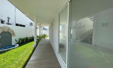 Vendo o Alquilo Casa ESTRENO tipo Town House con Vista a la Laguna en Urb. La Laguna