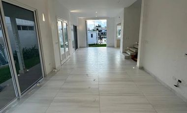 Vendo o Alquilo Casa ESTRENO tipo Town House con Vista a la Laguna en Urb. La Laguna