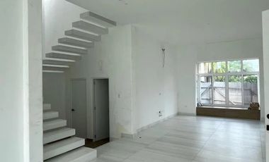 Vendo o Alquilo Casa ESTRENO tipo Town House con Vista a la Laguna en Urb. La Laguna