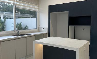 Vendo o Alquilo Casa ESTRENO tipo Town House con Vista a la Laguna en Urb. La Laguna