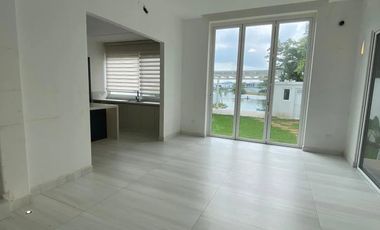Vendo o Alquilo Casa ESTRENO tipo Town House con Vista a la Laguna en Urb. La Laguna