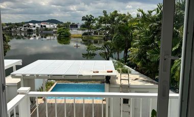 Vendo o Alquilo Casa ESTRENO tipo Town House con Vista a la Laguna en Urb. La Laguna