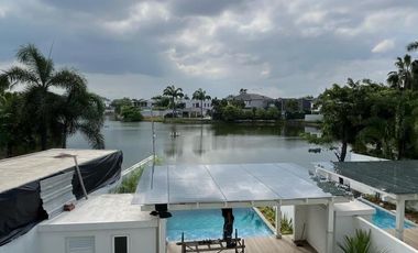 Vendo o Alquilo Casa ESTRENO tipo Town House con Vista a la Laguna en Urb. La Laguna