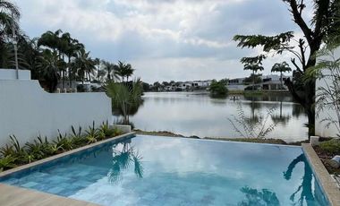 Vendo o Alquilo Casa ESTRENO tipo Town House con Vista a la Laguna en Urb. La Laguna