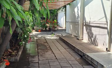 Espectacular terreno de 525mt2 en venta con 2 casas, comercial/residencial. Lindo jardín, muy bien mantenidas. Propiedad apta salud, deporte, educación, otros