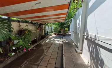 Espectacular terreno de 525mt2 en venta con 2 casas, comercial/residencial. Lindo jardín, muy bien mantenidas. Propiedad apta salud, deporte, educación, otros