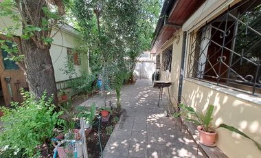 Espectacular terreno de 525mt2 en venta con 2 casas, comercial/residencial. Lindo jardín, muy bien mantenidas. Propiedad apta salud, deporte, educación, otros