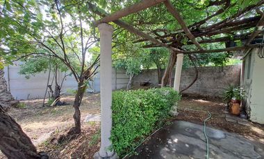 Espectacular terreno de 525mt2 en venta con 2 casas, comercial/residencial. Lindo jardín, muy bien mantenidas. Propiedad apta salud, deporte, educación, otros