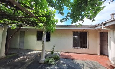 Espectacular terreno de 525mt2 en venta con 2 casas, comercial/residencial. Lindo jardín, muy bien mantenidas. Propiedad apta salud, deporte, educación, otros