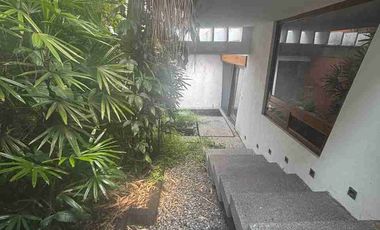 Casa sola con pequeños desniveles en la colonia Reforma.