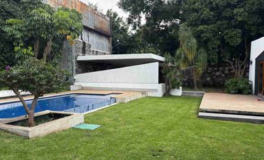 Casa sola con pequeños desniveles en la colonia Reforma.