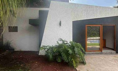 Casa sola con pequeños desniveles en la colonia Reforma.