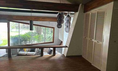 Casa sola con pequeños desniveles en la colonia Reforma.