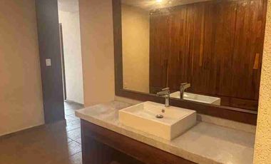 Casa sola con pequeños desniveles en la colonia Reforma.