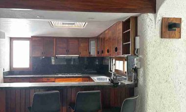 Casa sola con pequeños desniveles en la colonia Reforma.