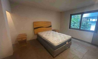 Casa sola con pequeños desniveles en la colonia Reforma.