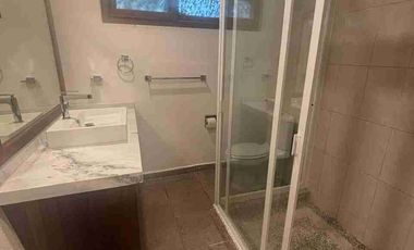 Casa sola con pequeños desniveles en la colonia Reforma.