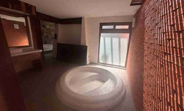 Casa sola con pequeños desniveles en la colonia Reforma.