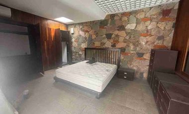 Casa sola con pequeños desniveles en la colonia Reforma.