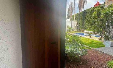 Casa sola con pequeños desniveles en la colonia Reforma.