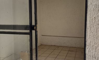 CASA EN RENTA PORTONES DEL MORAL LEON GTO ZONA NORTE EXCELENTE UBICACION SOBRE BLV. JUAN ALONSO A 5 MIN DE PLAZA MAYOR.