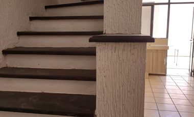 CASA EN RENTA PORTONES DEL MORAL LEON GTO ZONA NORTE EXCELENTE UBICACION SOBRE BLV. JUAN ALONSO A 5 MIN DE PLAZA MAYOR.