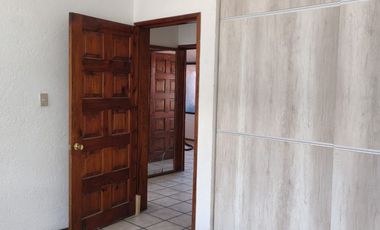 CASA EN RENTA PORTONES DEL MORAL LEON GTO ZONA NORTE EXCELENTE UBICACION SOBRE BLV. JUAN ALONSO A 5 MIN DE PLAZA MAYOR.