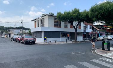 Alquilo LOCAL ESQUINERO  en MIRAFLORES, Av. Principal.