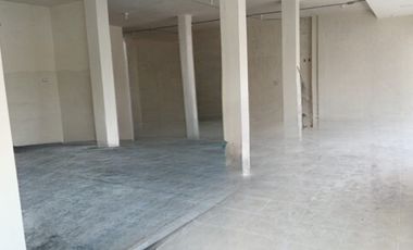 Alquilo LOCAL ESQUINERO  en MIRAFLORES, Av. Principal.