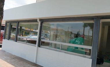 Alquilo LOCAL ESQUINERO  en MIRAFLORES, Av. Principal.