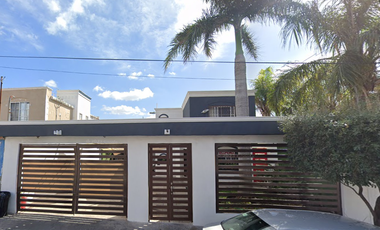 Amplia casa, con Ubicación privilegiada y Gran Potencial¡¡ Aprovecha ¡¡ invierte hoy mismo.