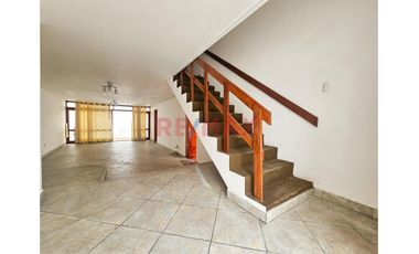 1154098 Venta De Casa De 2 Pisos EN El Distrito La Perla