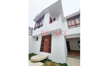 1154098 Venta De Casa De 2 Pisos EN El Distrito La Perla