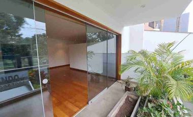 DEPA DE MÁS DE 400M2 EN 1ER PISO CON ESPECTACULAR VISTA A PARQUE