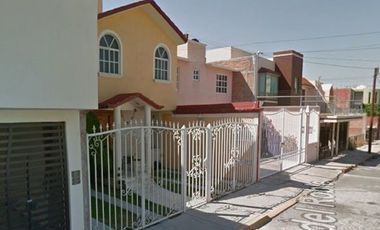 CASA EN VENTA EXCELENTE UBICACION, EN VILLAS DEL ALAMO HIDALGO !