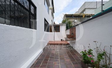 En Venta Casa Independiente incluye Amplio Departamento Sector Unión Nacional, Norte de Quito