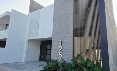 Casa en venta dentro del Residencial Puerta de Hierro zona del campestre