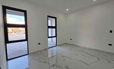 Casa en venta dentro del Residencial Puerta de Hierro zona del campestre