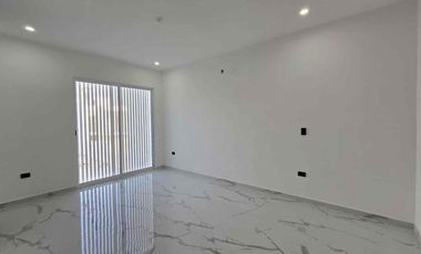 Casa en venta dentro del Residencial Puerta de Hierro zona del campestre
