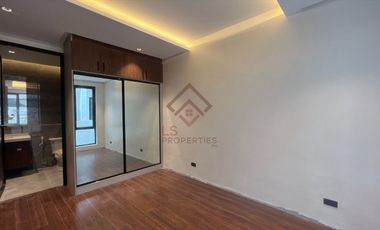 SH10 FOR SALE Ultra Modern Townhouse in Multinational Village