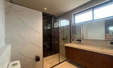 SH10 FOR SALE Ultra Modern Townhouse in Multinational Village