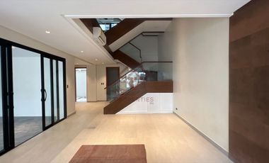 SH10 FOR SALE Ultra Modern Townhouse in Multinational Village