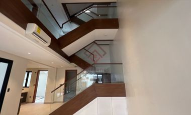 SH10 FOR SALE Ultra Modern Townhouse in Multinational Village