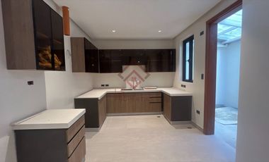 SH10 FOR SALE Ultra Modern Townhouse in Multinational Village